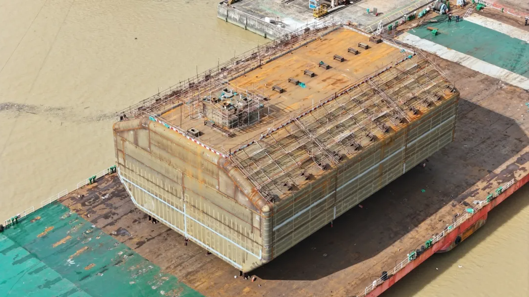 智慧與汗水鑄就里程碑——公司首個A艙完成頂升裝船發(fā)運！